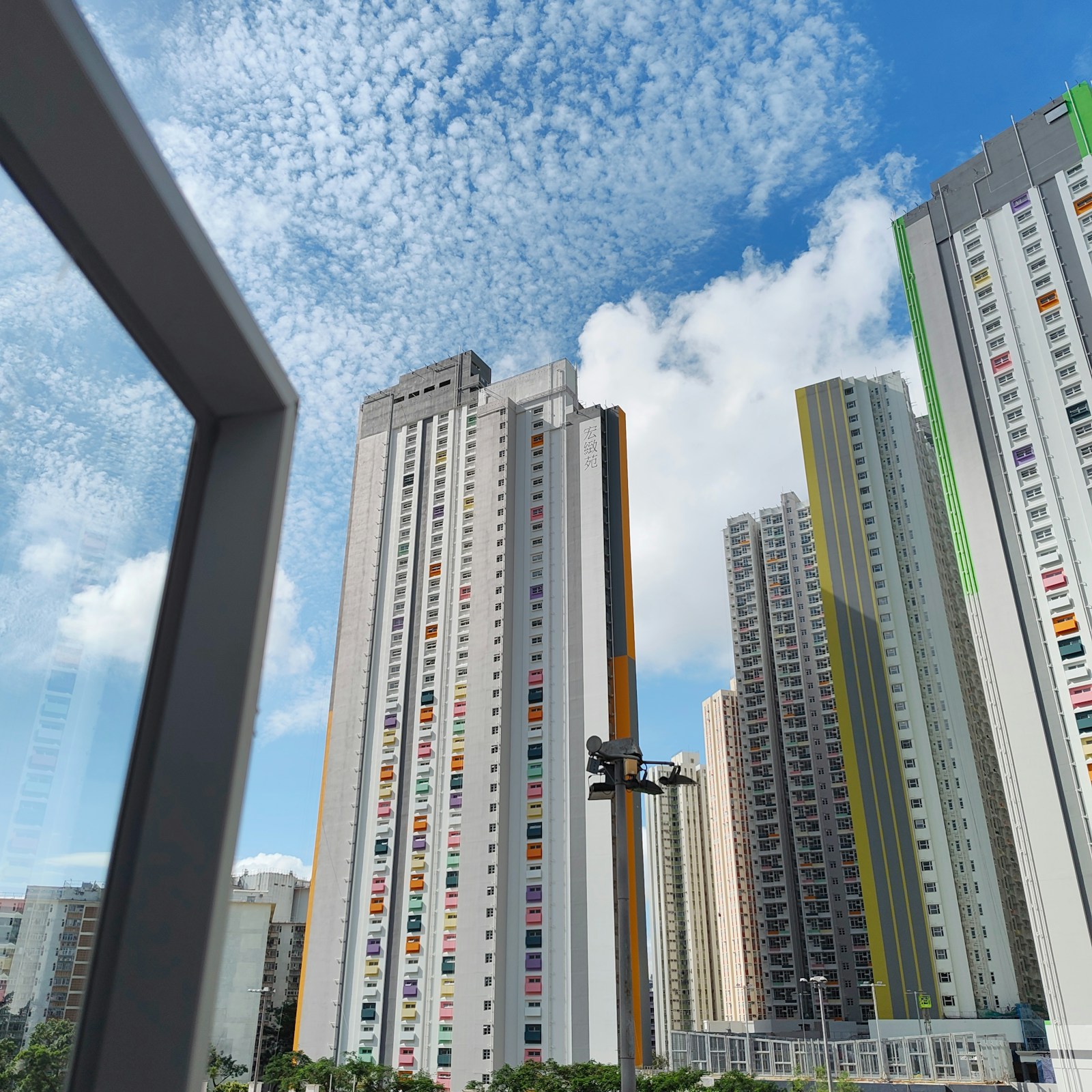 리모델링 완료 후 현대식 아파트 외관